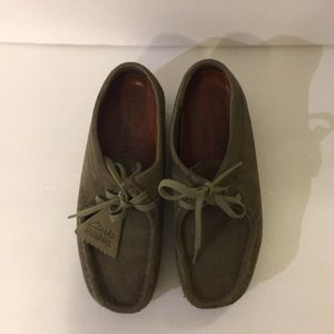 Ladies Clarks Wallabies green suede, SZ 7M